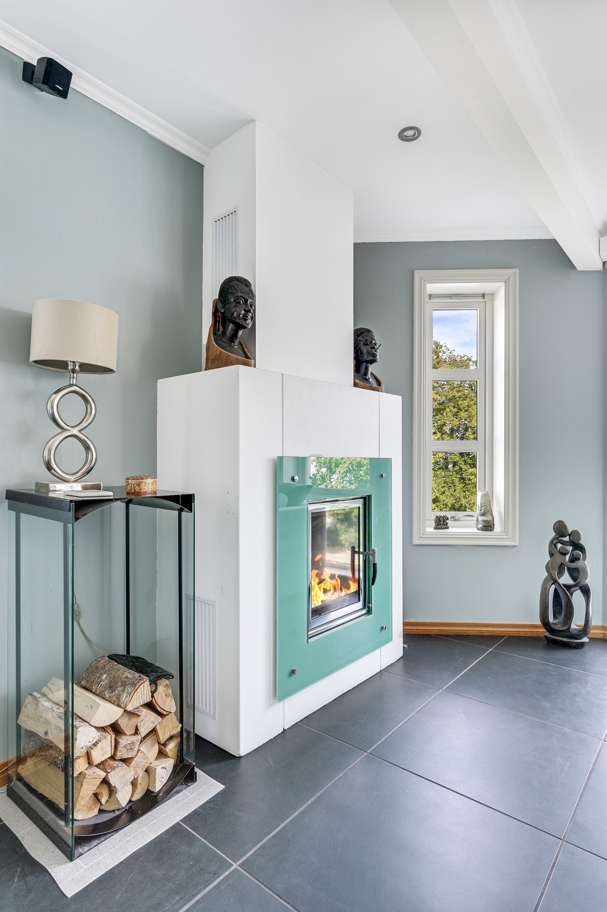 Stilig peis og vannbåren gulvvarme Galleribilde