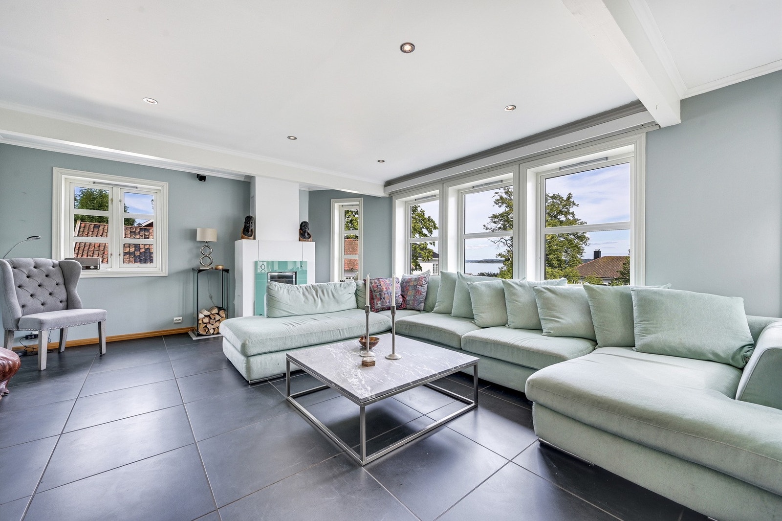God plass for en stor sofa Galleribilde