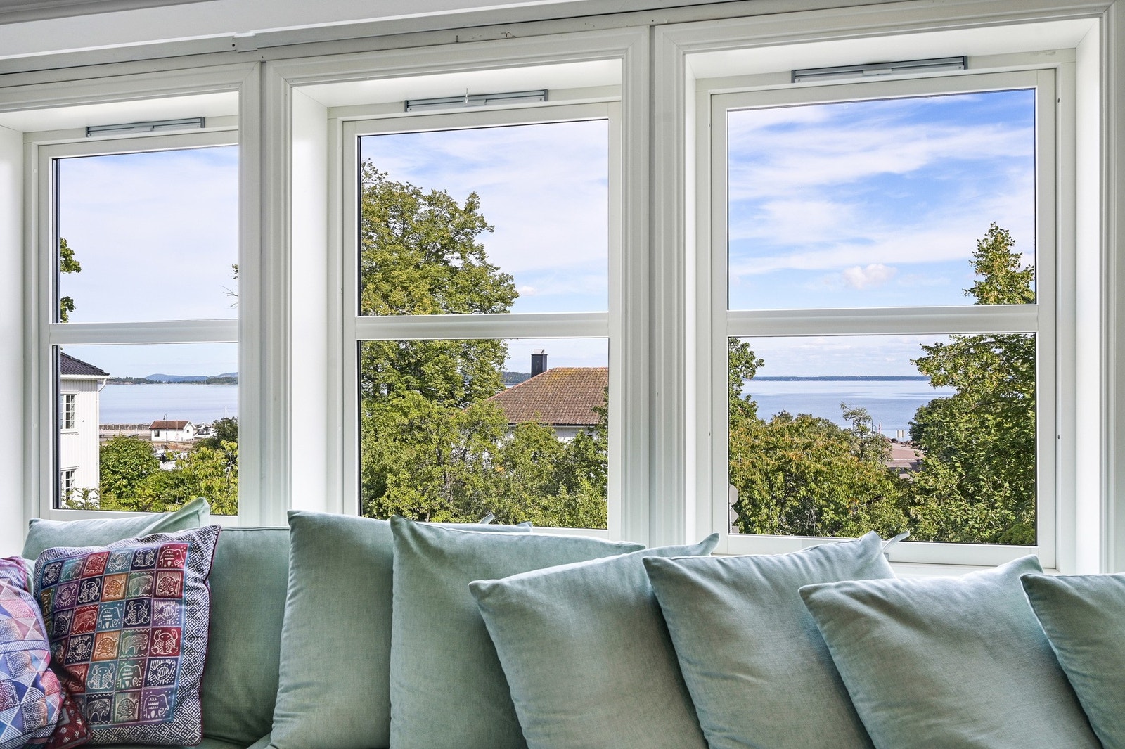 Og fjordutsikt fra sofaen Galleribilde