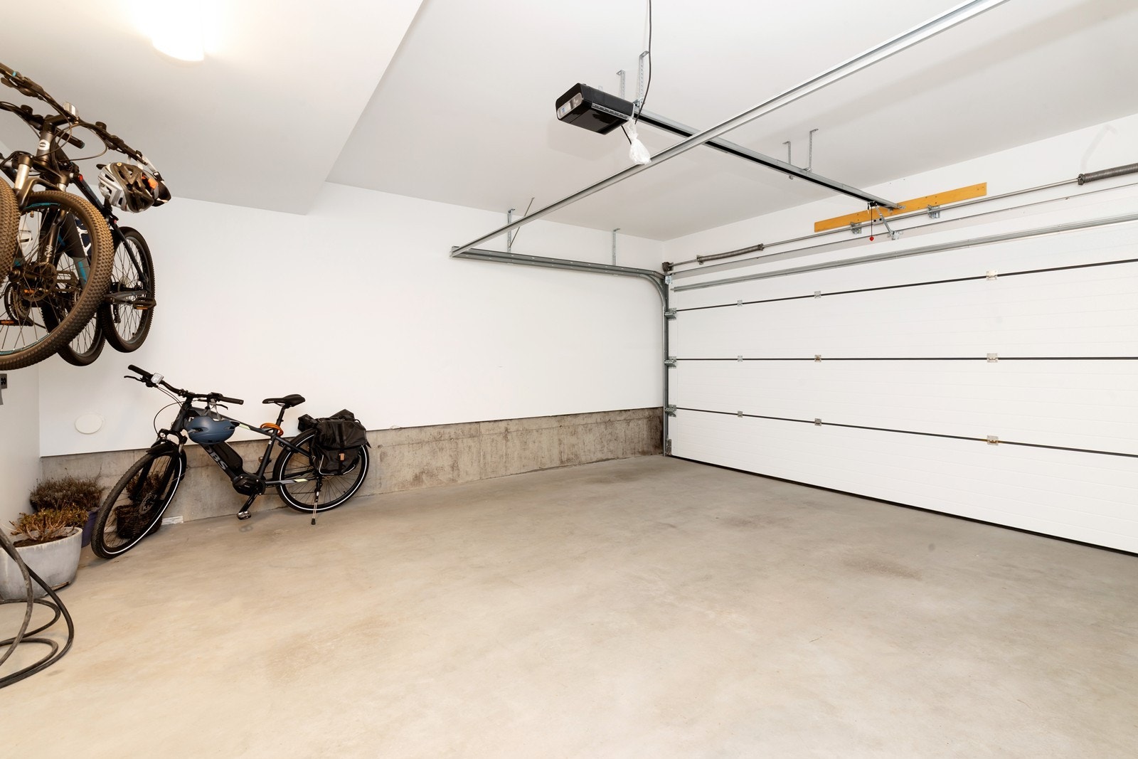Stor dobbel garasje. Galleribilde
