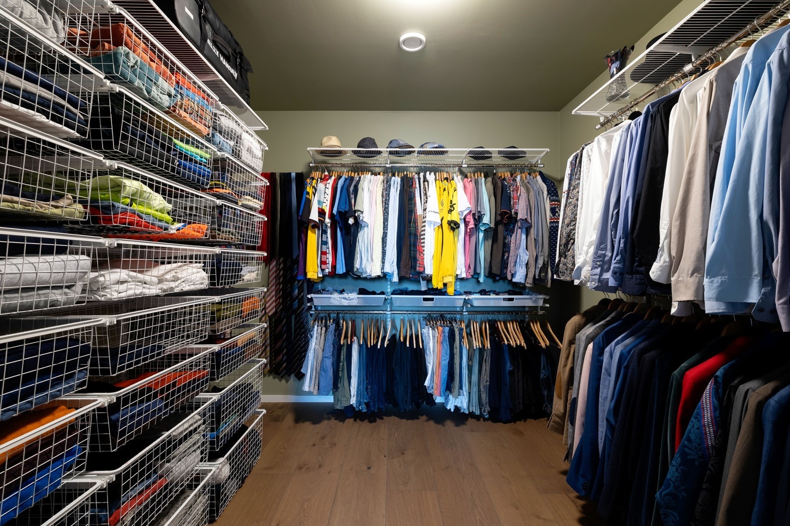 Walk in garderobe i tilknyttning til hovedsoverom. Galleribilde