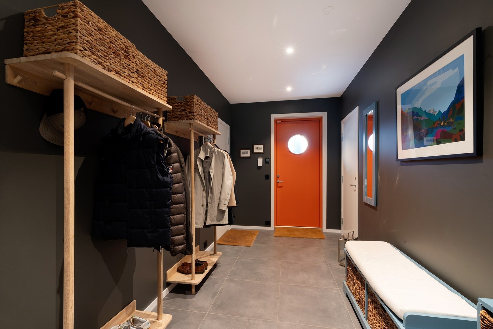 Inngang til dobbel garasje og hybel. Galleribilde