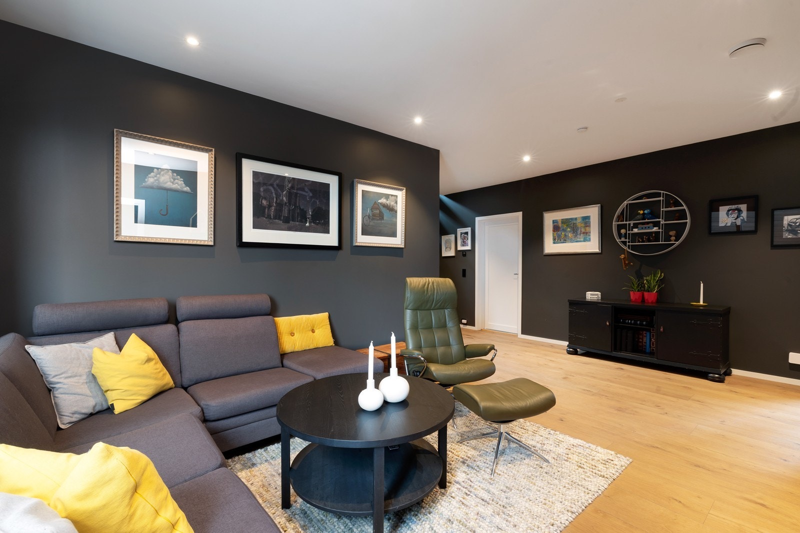 Tv stue med god plass til sofagruppe. Galleribilde