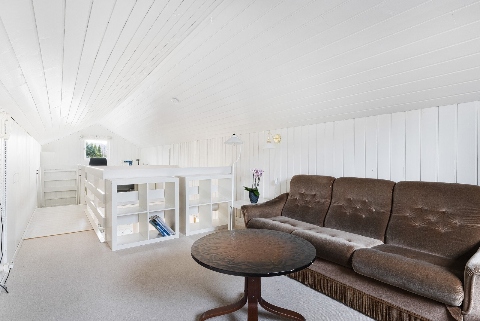 Åpen loftstue med plass til både tv-krok og kontor/hoybbyrom Galleribilde