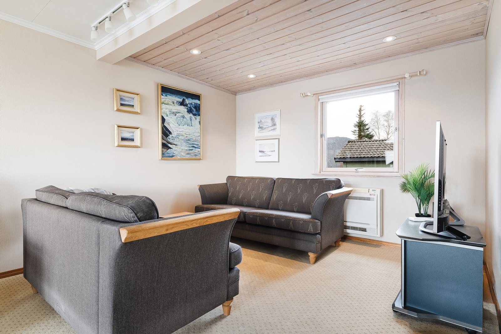 Stuen har god plass til flere soner og møbleringsmuligheter Galleribilde