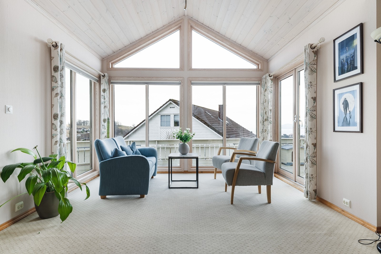 Deler av stuen er tilbygg fra 2003 med store vindusflater som slipper inn mye naturlig lys og har direkte utgang til terrassen. Galleribilde