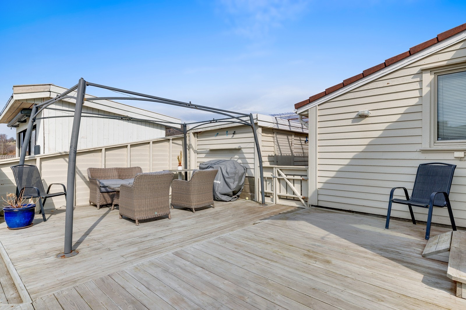 Fra stuen har man enkel atkomst ut til stor og romslig terrasse. Galleribilde