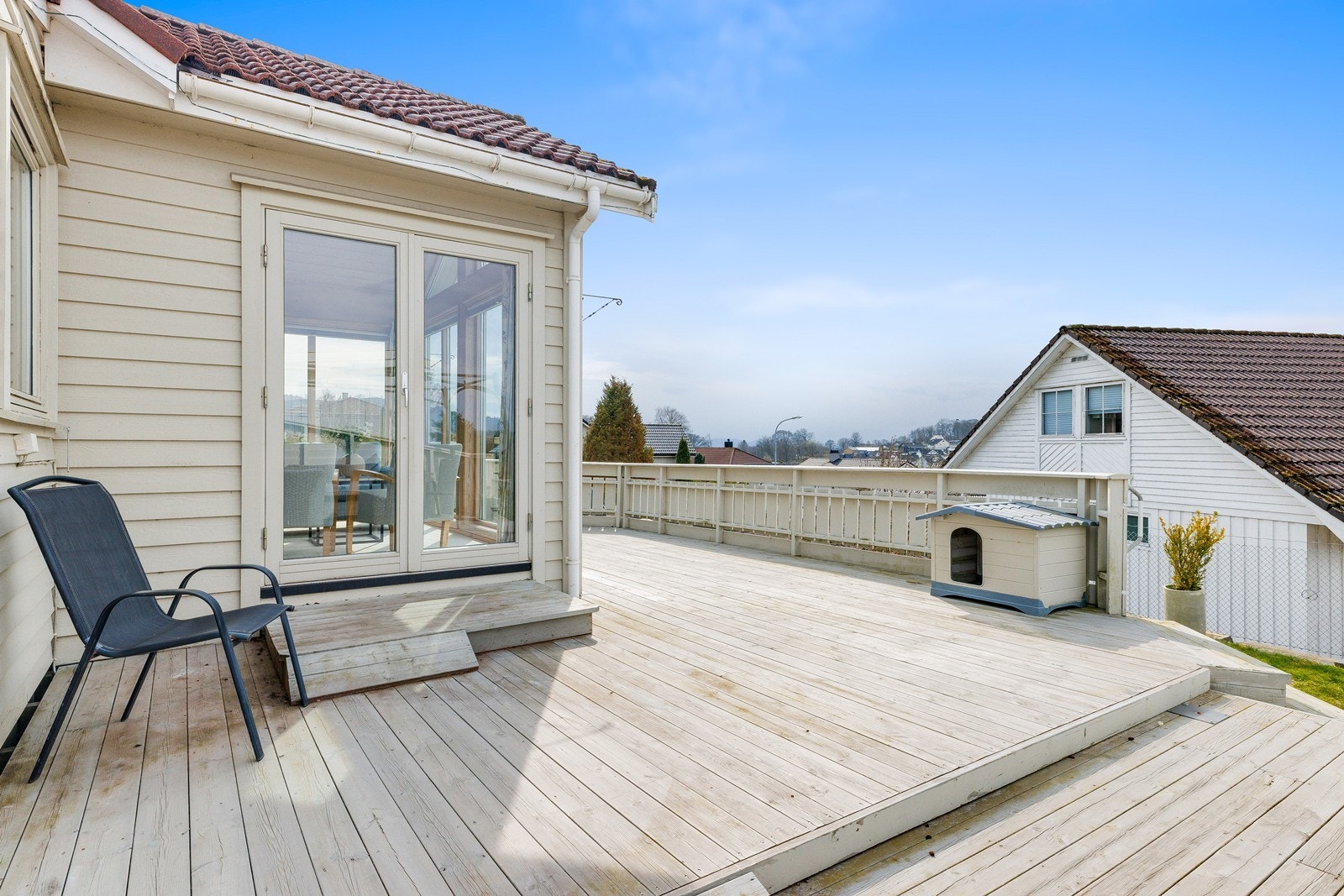 Terrassen har flere soner og man har god plass til å samle familen. Galleribilde