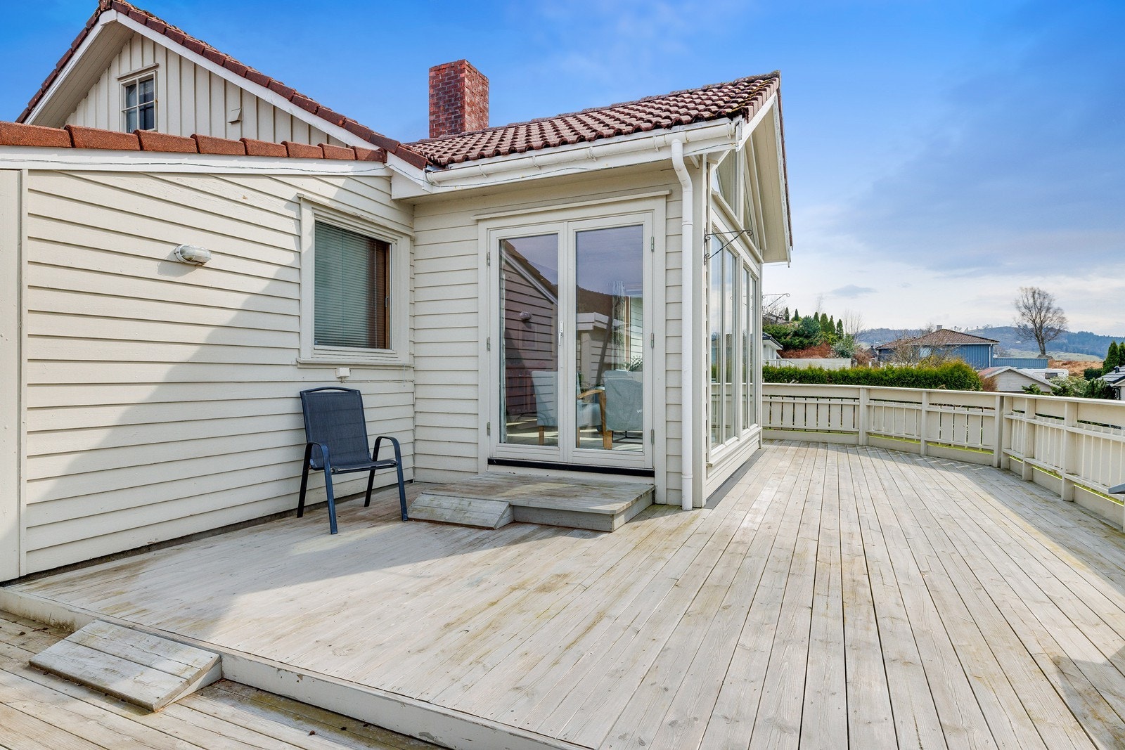 Herlig terrasse rundt store deler av boligen med god plass til flere sittegrupper Galleribilde