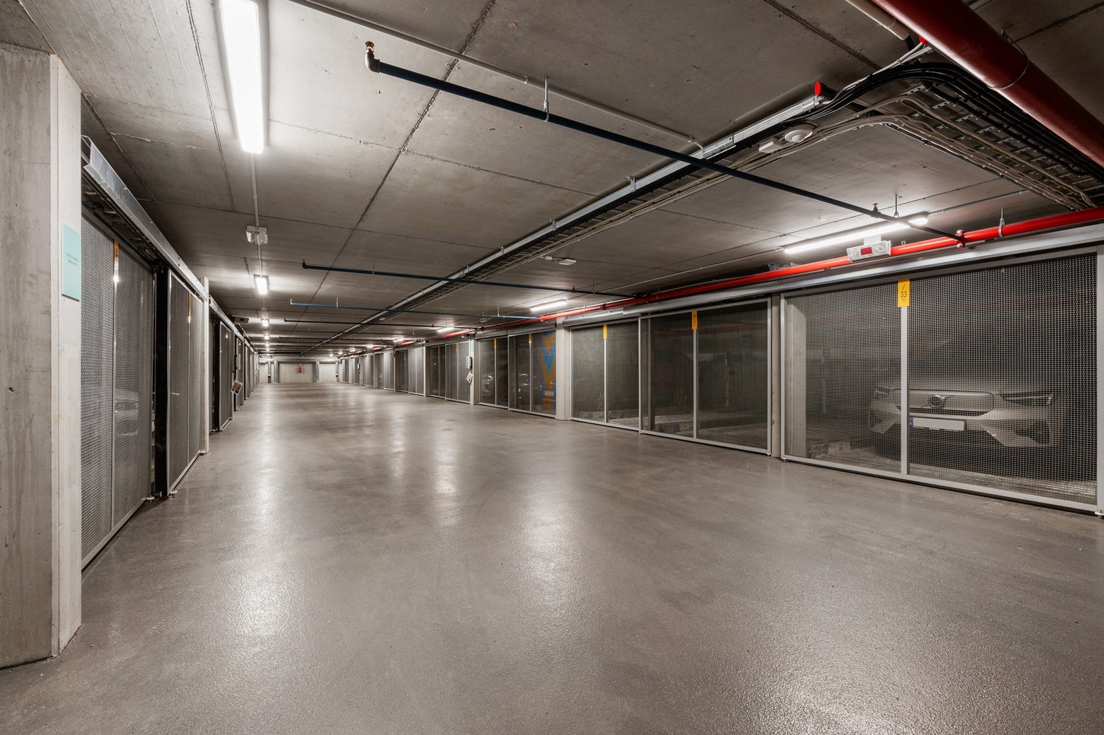 Stort anlegg med god plass og lading for bil. Galleribilde