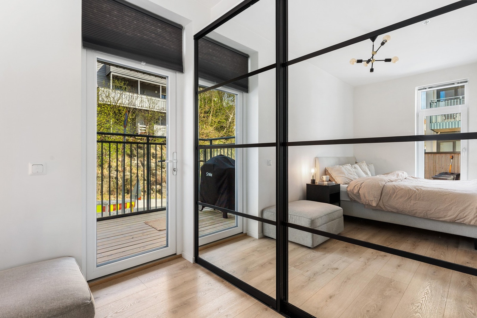 Hovedsoverommet har stor flott garderobe, samt utgang til en koselig balkong. Galleribilde