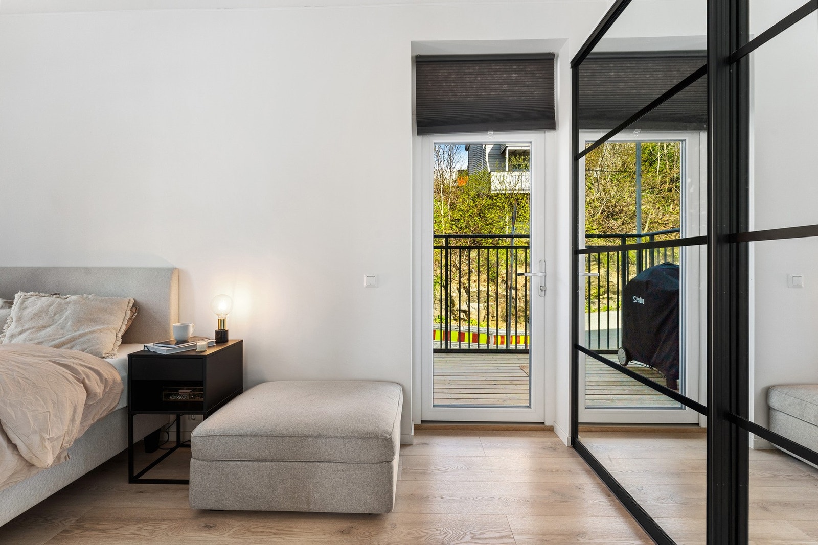Rommet har god takhøyde og god plass til stor seng. Galleribilde