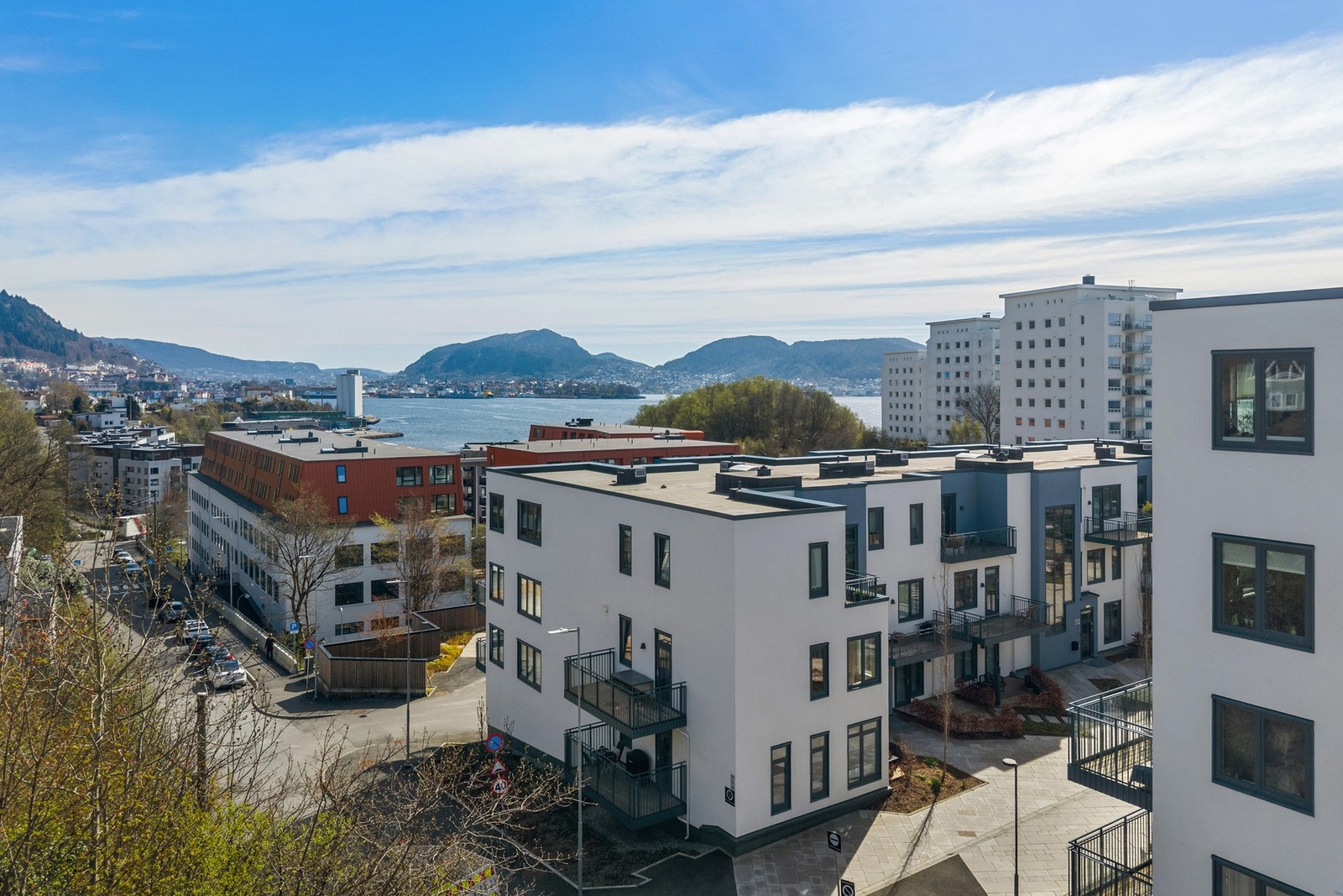 Boligen ligger fint til i Sandviken med kort vei til sjøen. Galleribilde