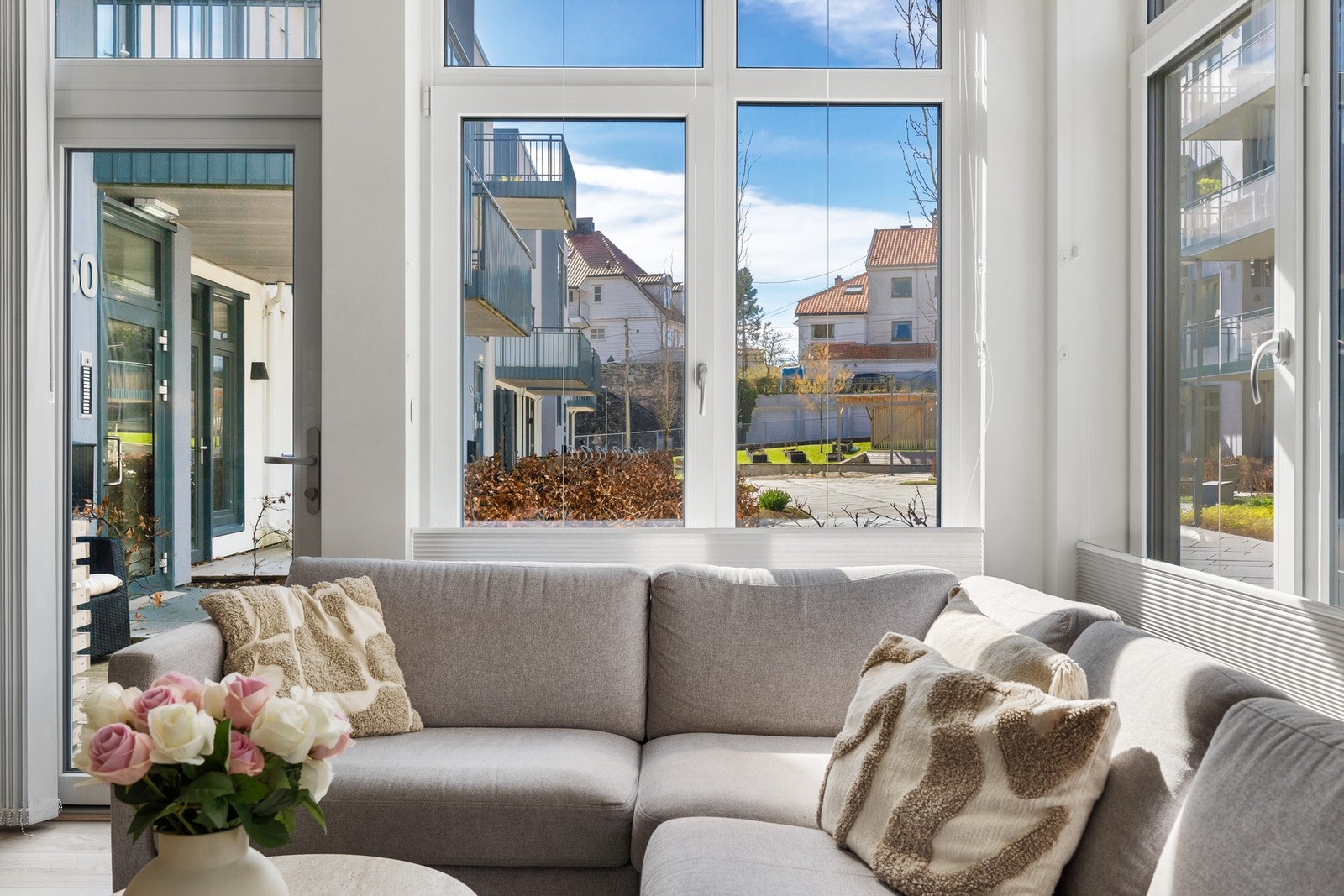 Boligen ligger fint til med gode solforhold og direkte utgang til en flott uteplass. Galleribilde