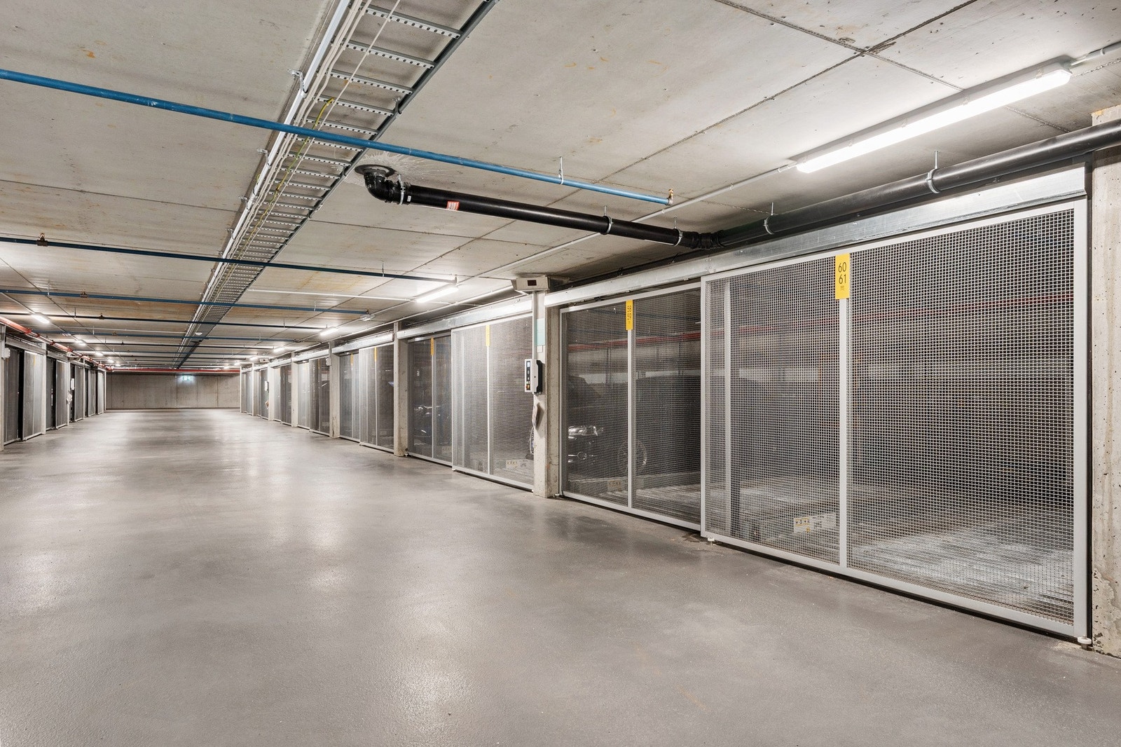 Her scannes en brikke som gjør at bilen hentes frem og gjøres klar for utkjøring. Galleribilde