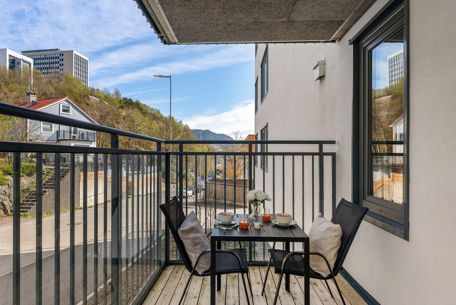 Balkongen er av god størrelse og har sol fra ca 9-12 midtsommers. Galleribilde