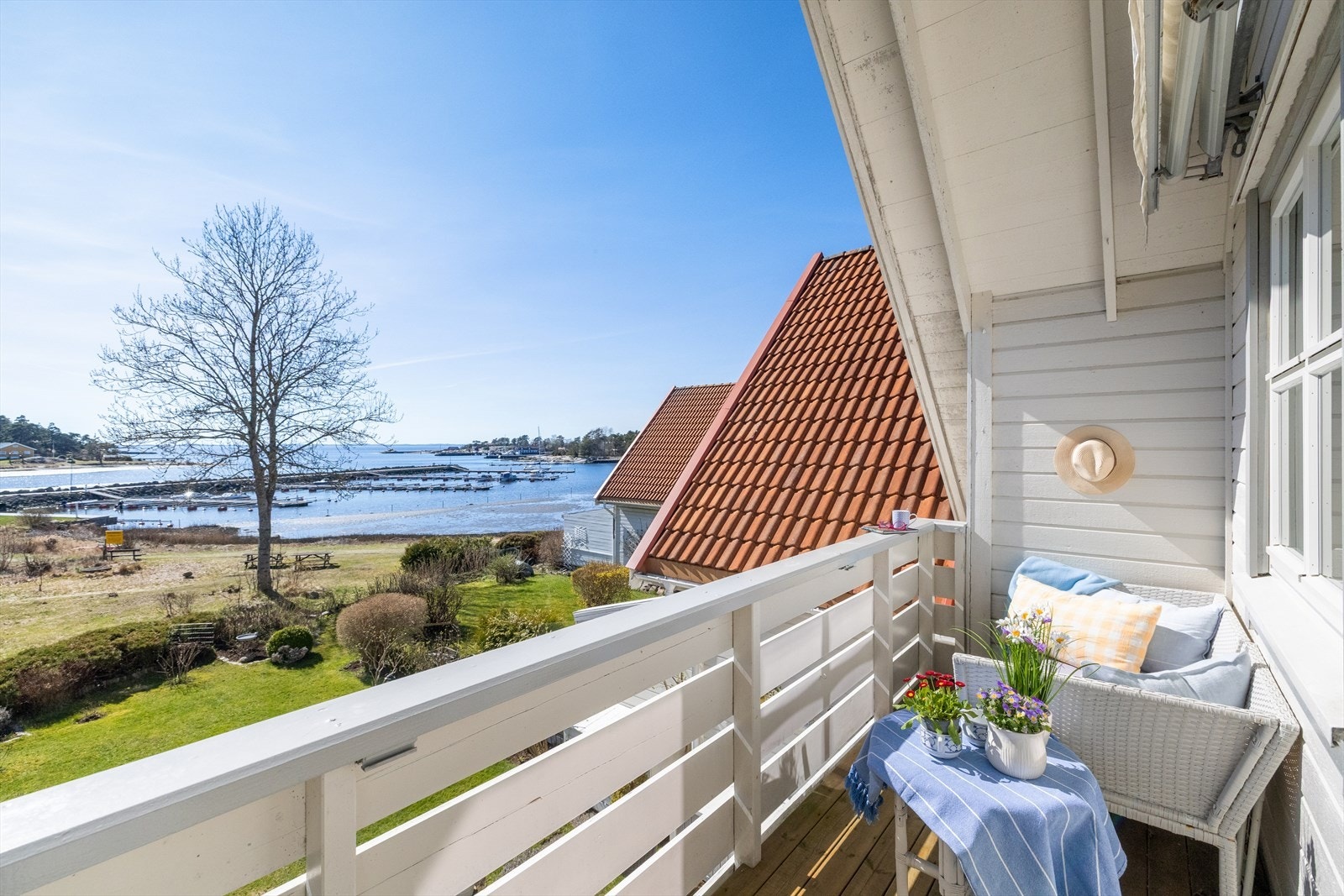 Finn roen her med en kopp kaffe eller noe friskt i glasset. Herfra ser du langt utover fjorden. Galleribilde