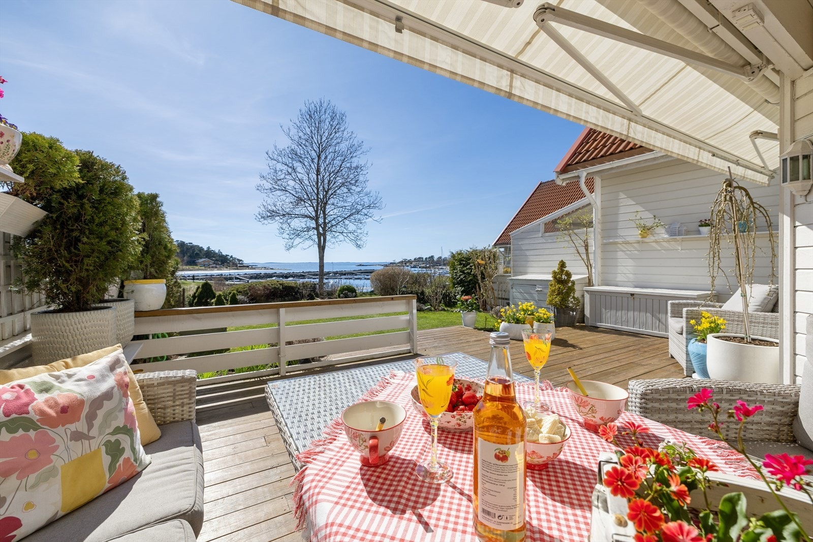 Nyt gode frokoster og lange sommerkvelder i rolige omgivelser med sjøen som bakteppe. Galleribilde