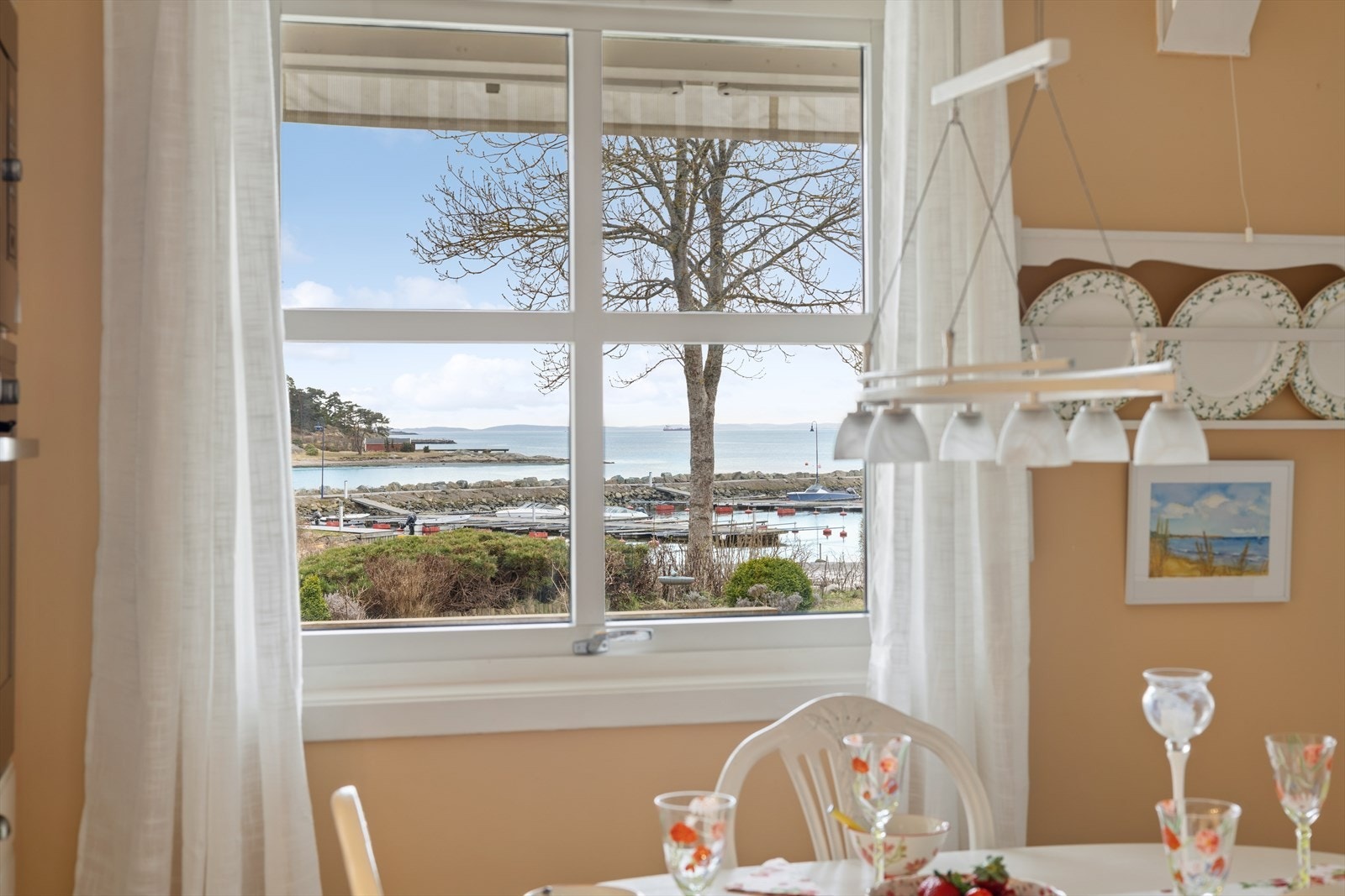 Nyt gode måltider med familie og venner med en utsikt som er like fin på vinter og sommerstid. Galleribilde