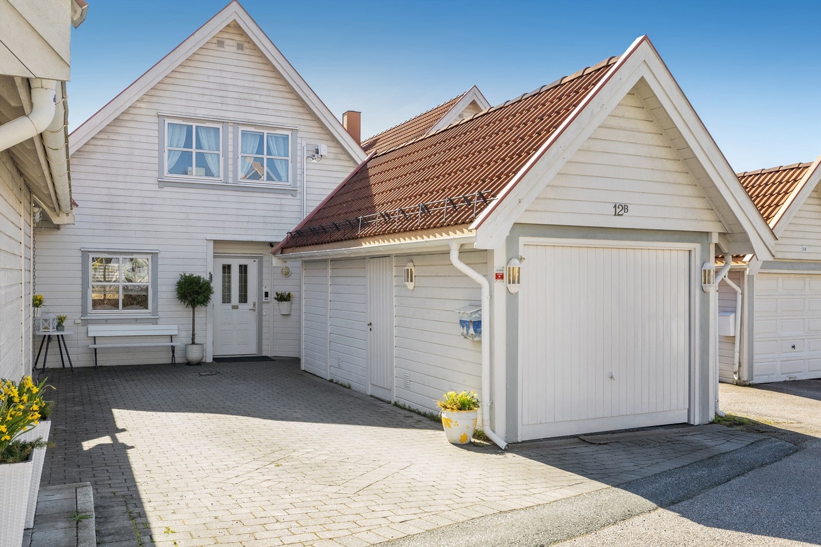 Parkering gjøres enkelt i garasjen. Galleribilde
