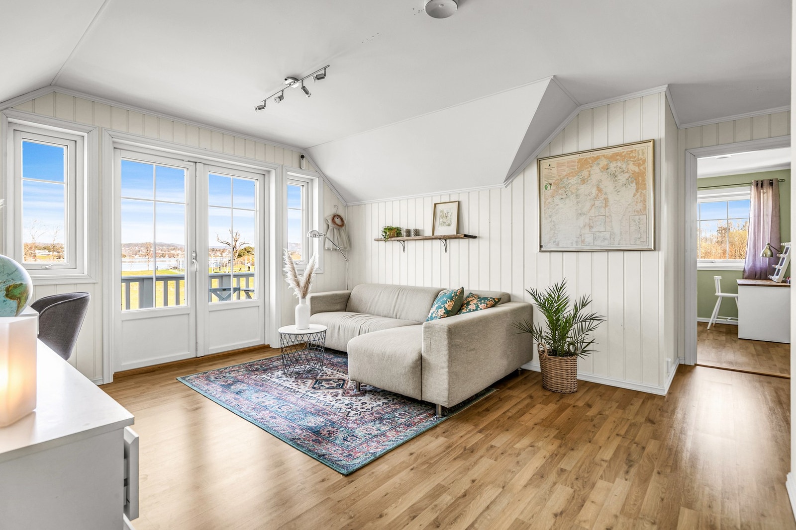 Perfekt som TV-stue, kontor eller lekerom Galleribilde