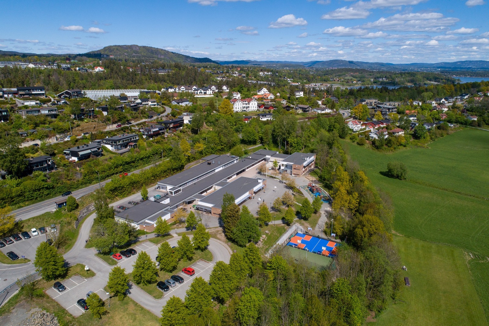 Vettre barneskole, drøye to kilometer fra boligen. Galleribilde