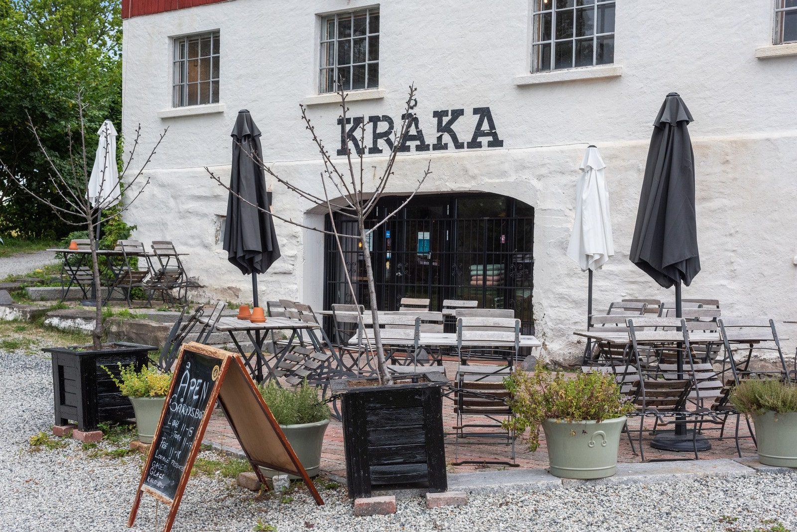 Kråka Pub ligger innefor fin gangavstand. Dette er i regi av Wettre Bryggeri, og du finner også en flott gårdsbutikk her. Galleribilde