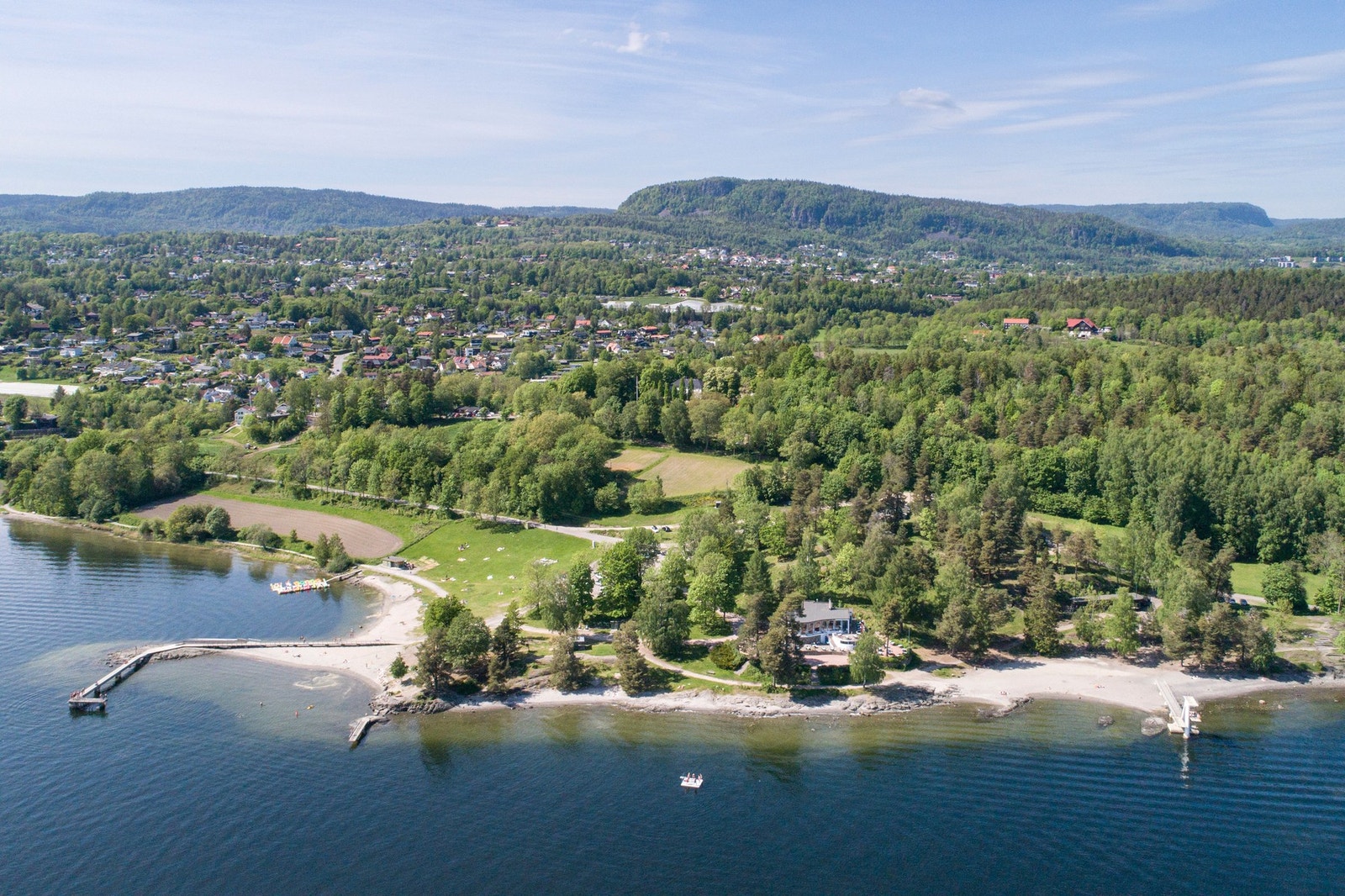 Like over vannet finner du en av Askers fineste strender, Hvalstrand bad. Galleribilde