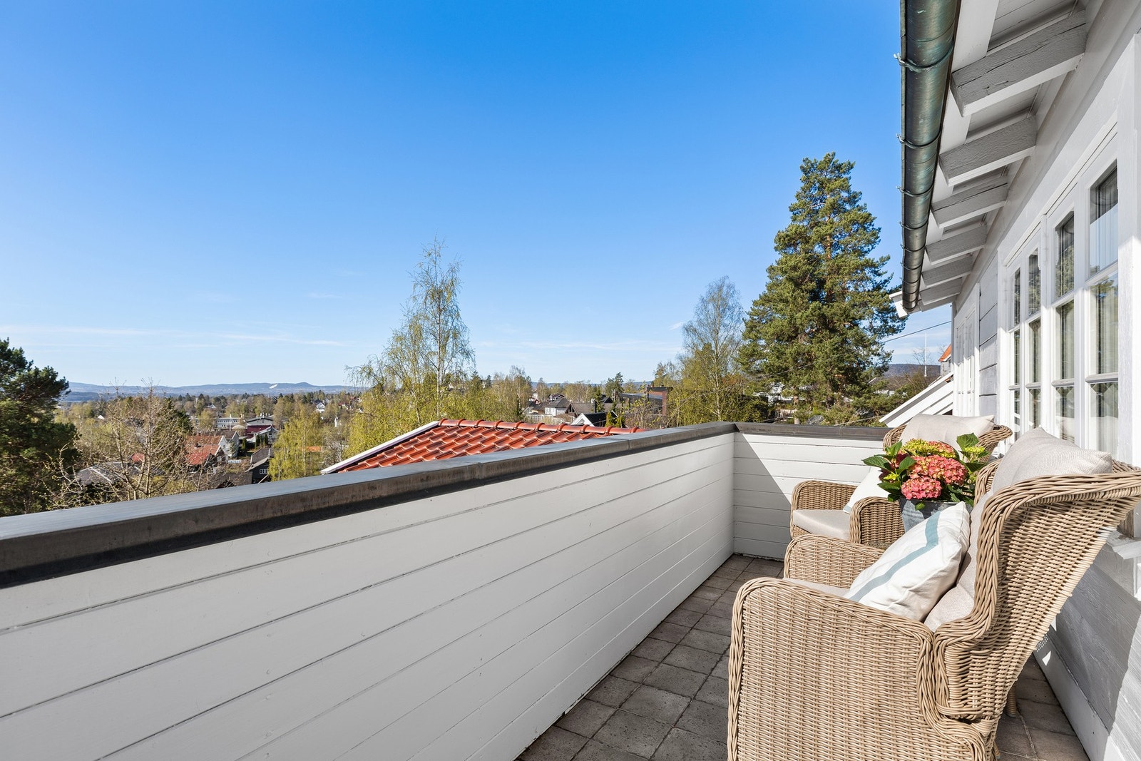 Sydvendt takterrasse med gode solforhold og fin beliggenhet - en flott plass for avslapning på varme dager. Galleribilde