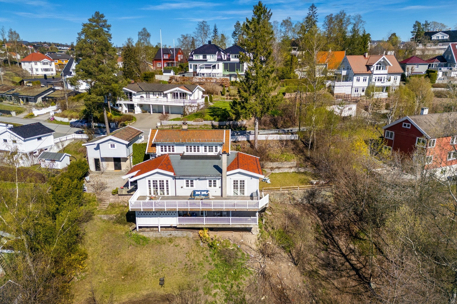 Dette er en særegen og tiltalende enebolig i et meget attraktivt, veletablert og barnevennlig boområde på Jar! Galleribilde