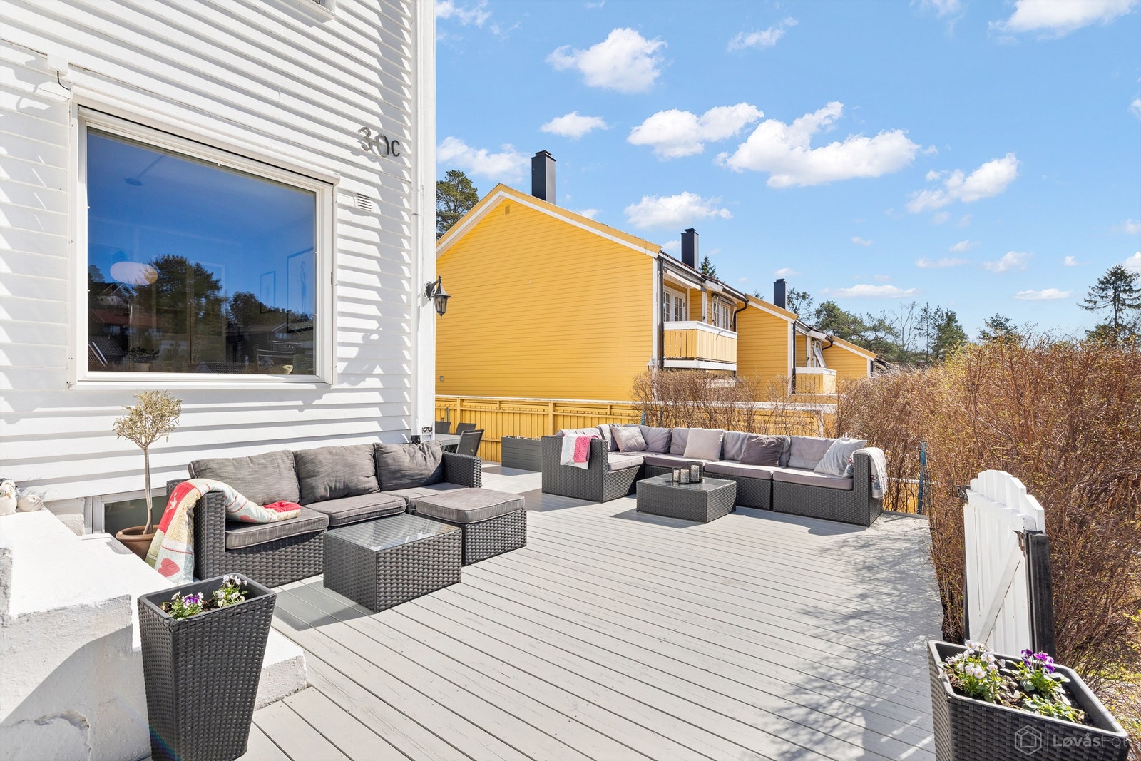 Terrassen er bygget i trekonstruksjoner og har god plass til flere sittegrupper. Galleribilde