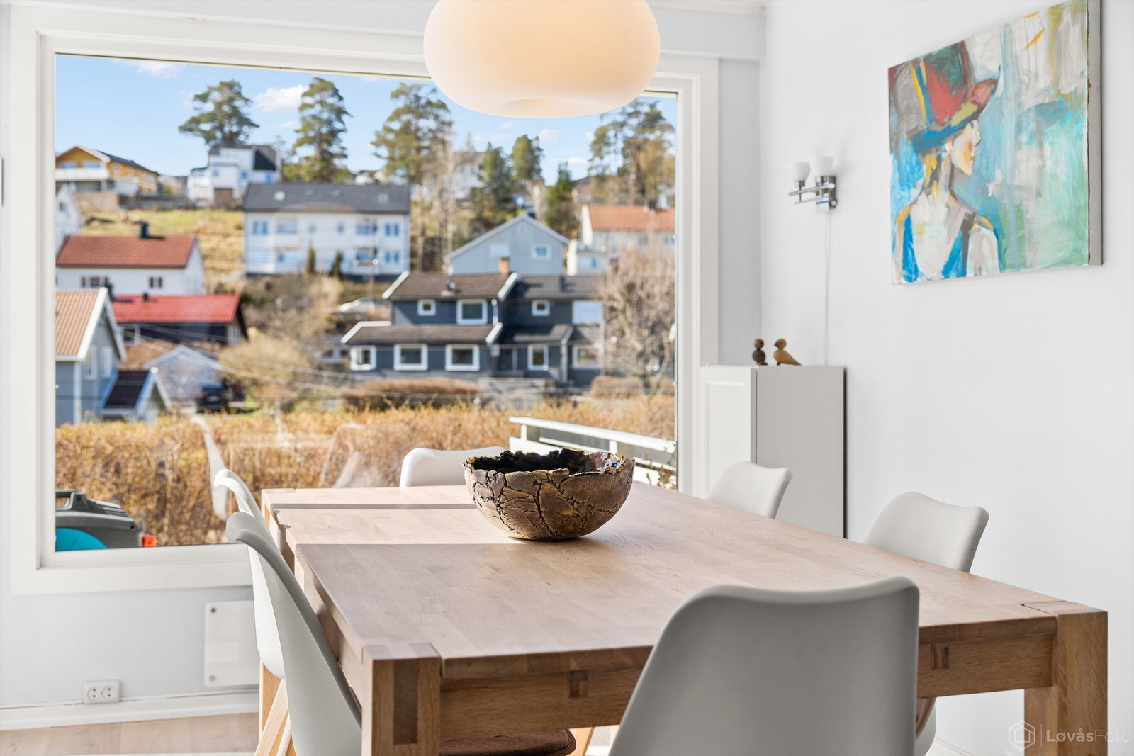 Fra spisebordet kan man nyte utsikten og dagslyset fra de store vinduene. Galleribilde