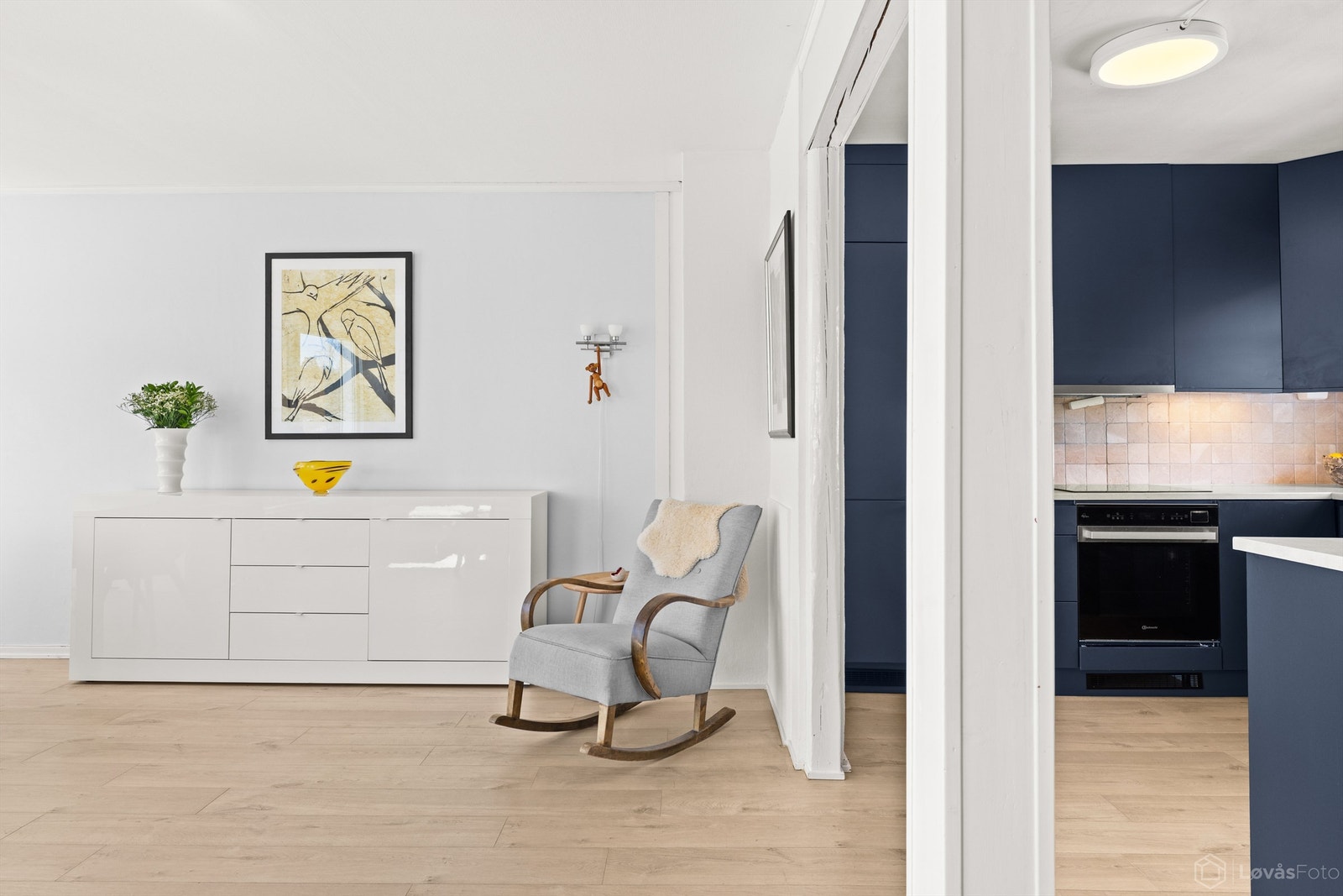 Den delvis åpne løsningen mot stuen ble etablert ved å åpne opp en tidligere vegg. Galleribilde