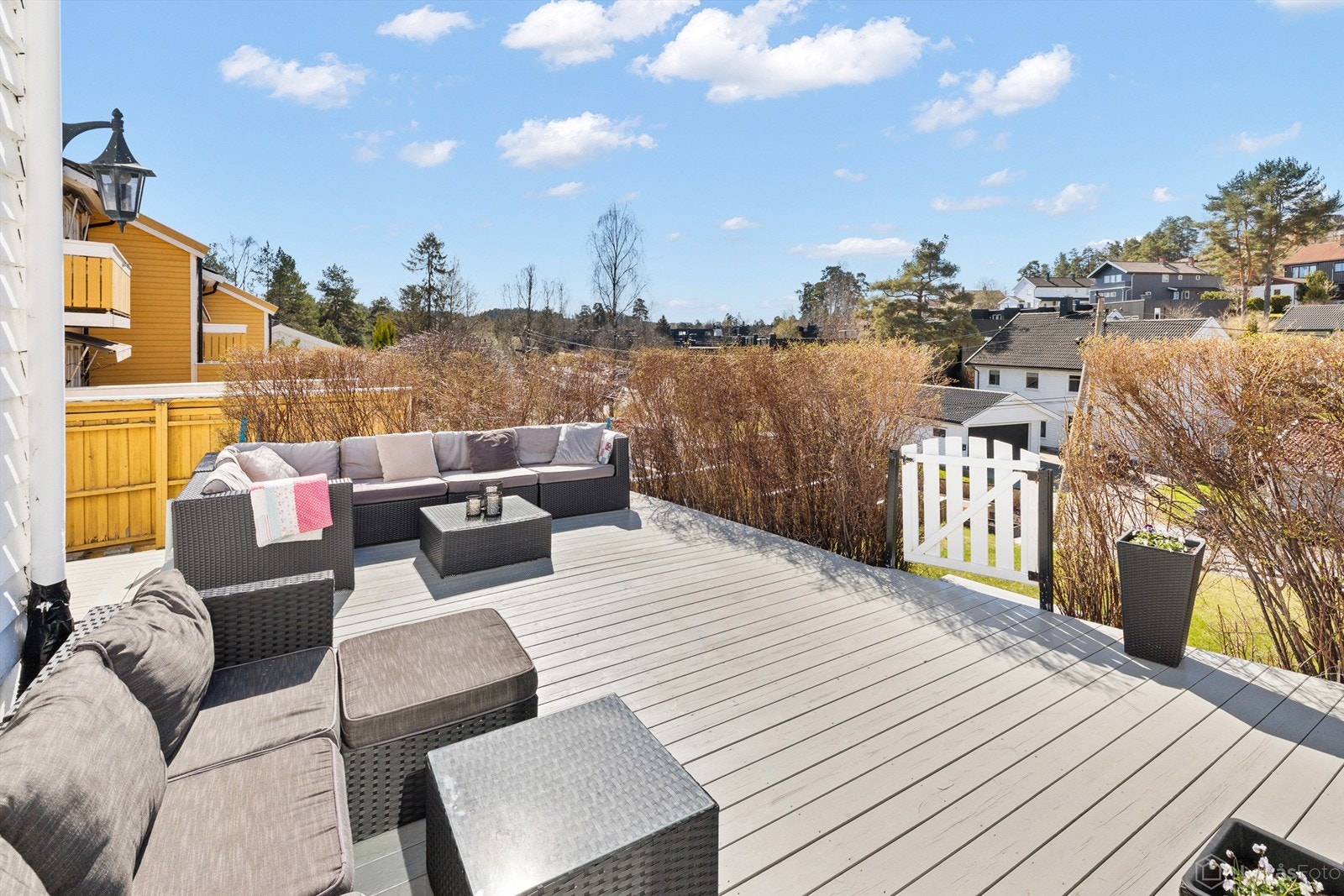 Fra stuen er det direkte utgang til en terrasse på hele 76 m². Som endebolig med syd- og vestvendt plassering, gir dette en unik og privat sone for uteliv. Galleribilde