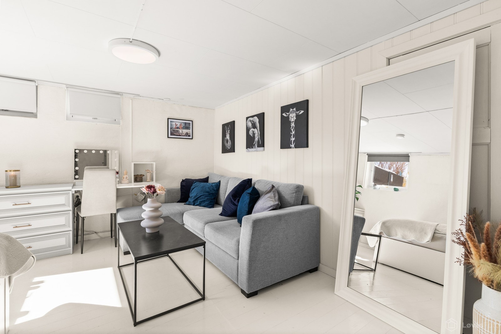 Det fjerde soverommet ligger i kjelleren og er godkjent for varig opphold. Rommet er innredet som en hyggelig kjellerstue. Galleribilde