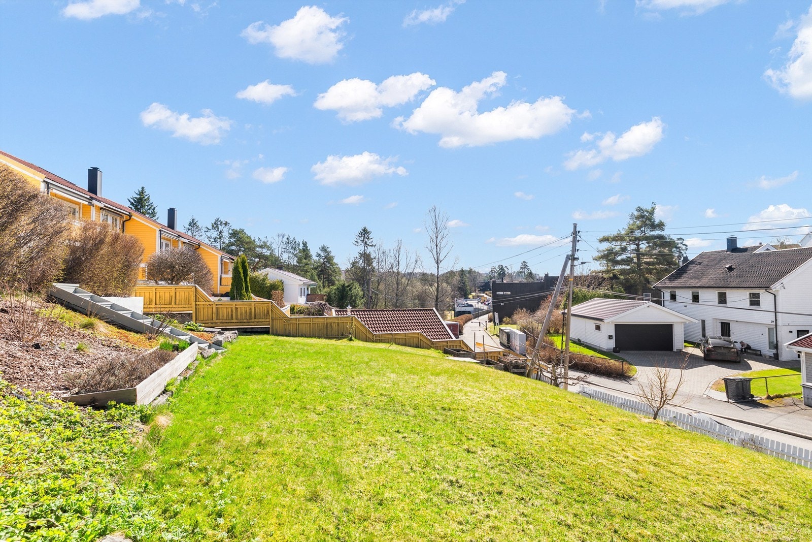 Hagen gir fine lekemuligheter for barn. Galleribilde