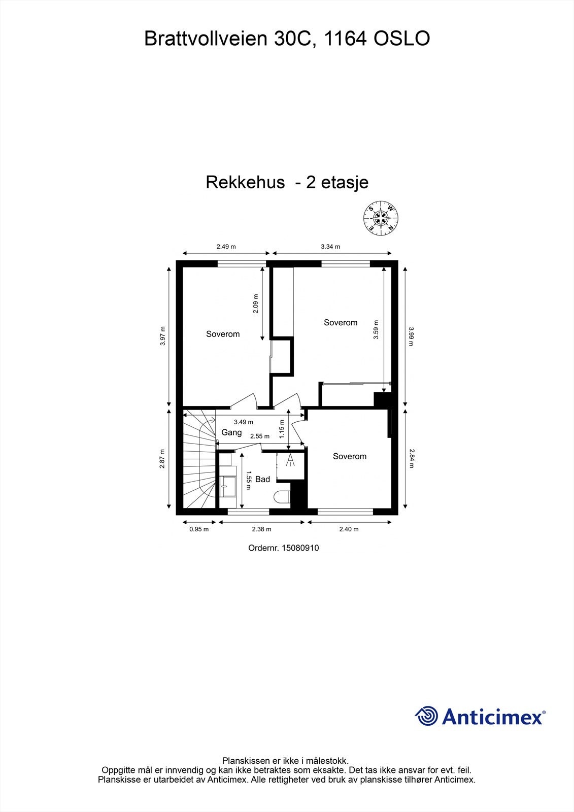 Andre etasje rommer en privat sone på 42 m² med tre soverom og et bad, samlet rundt en sentral gang. Galleribilde
