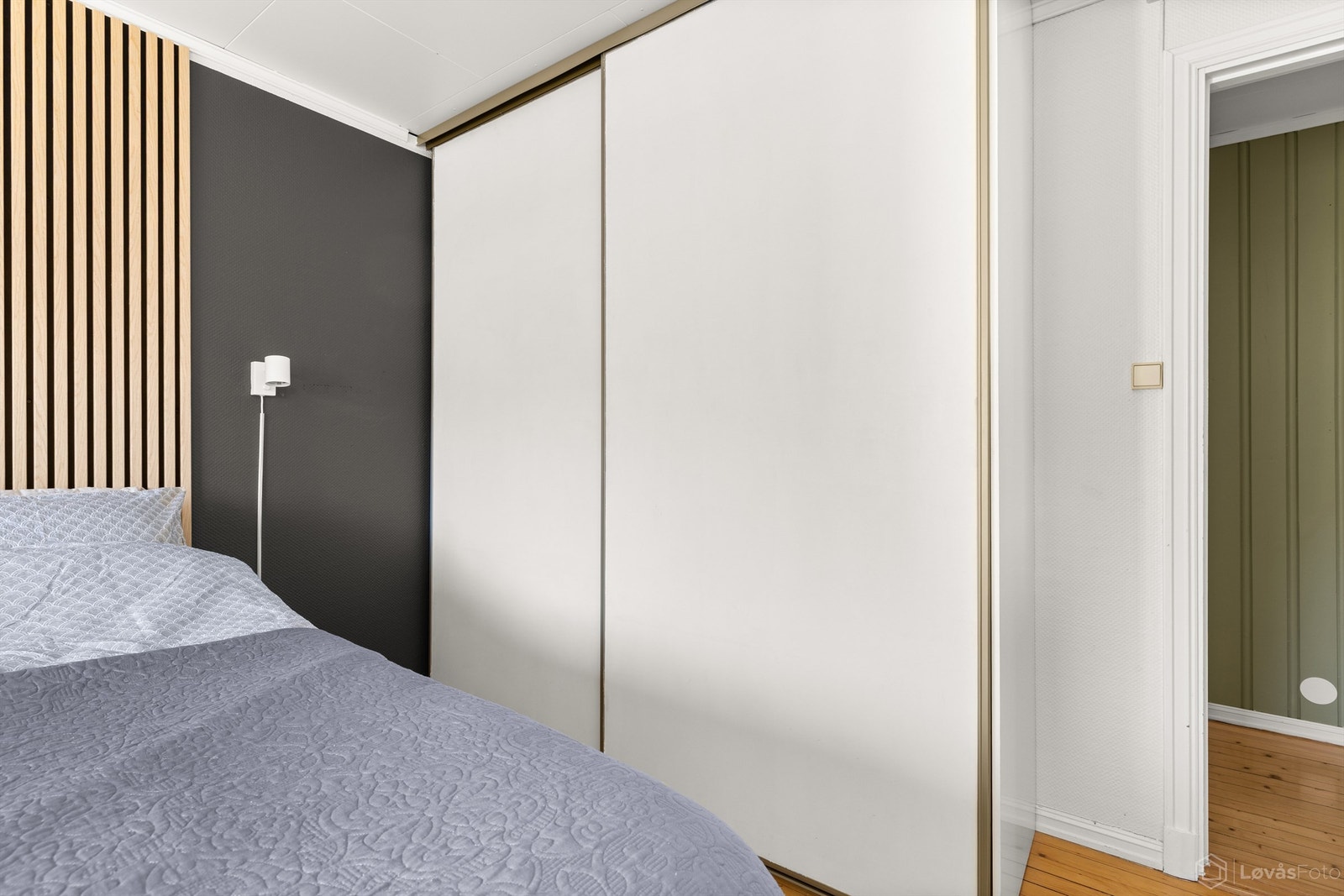 Skyvedørsgarderobe gir effektiv utnyttelse av plassen på soverommet. Galleribilde