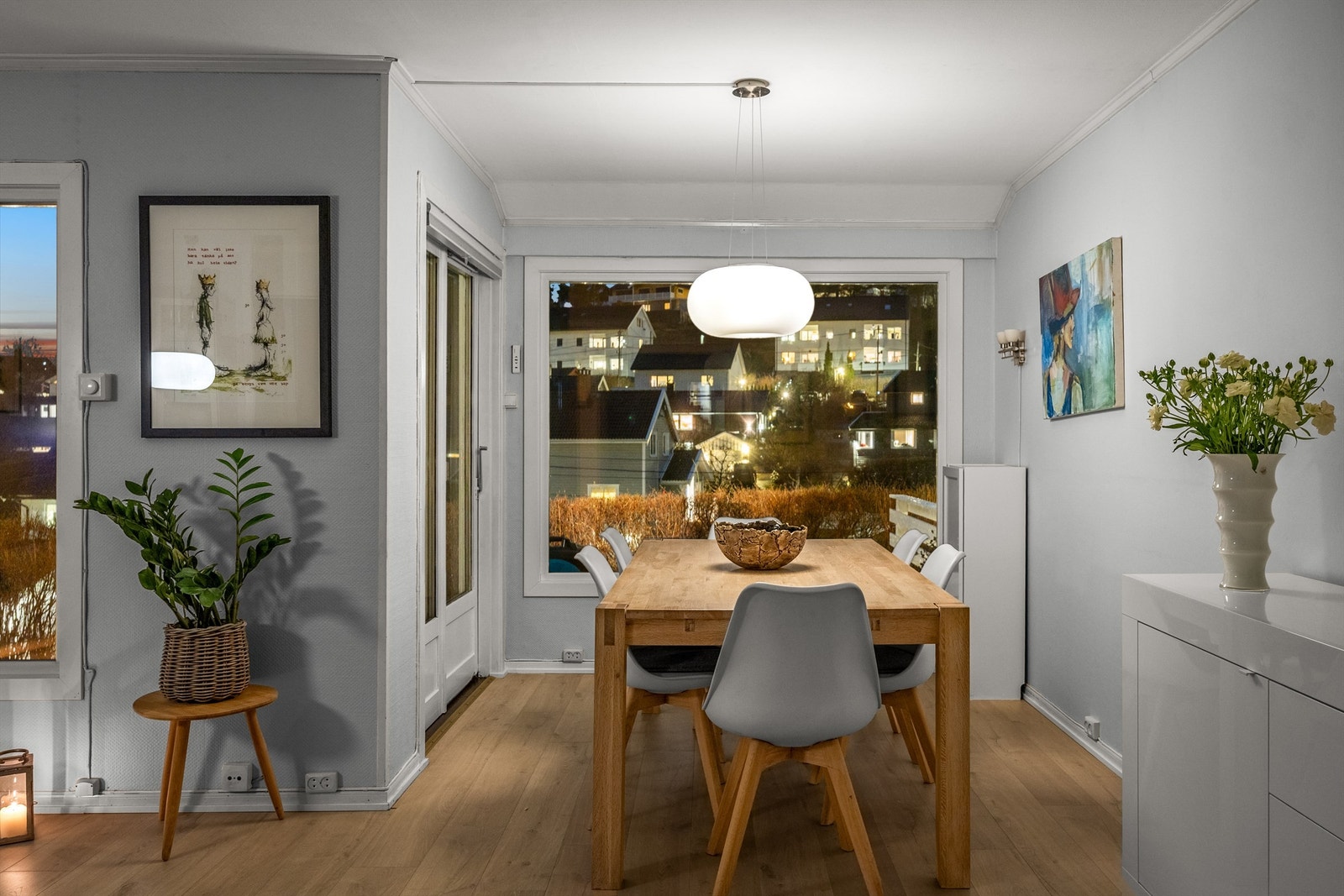 Spisestuen med utsikt mot nabolaget på kveldstid. Galleribilde