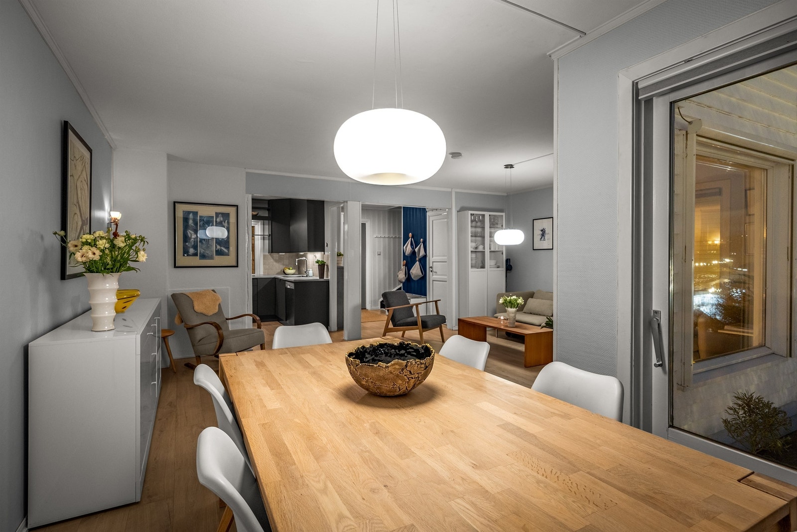 Fra spiseplassen ser man gjennom stuen og helt til entréen. Galleribilde
