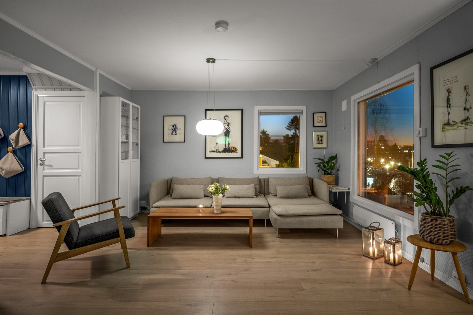 Et allsidig rom som fungerer like godt for rolige kvelder som for sosiale sammenkomster. Galleribilde