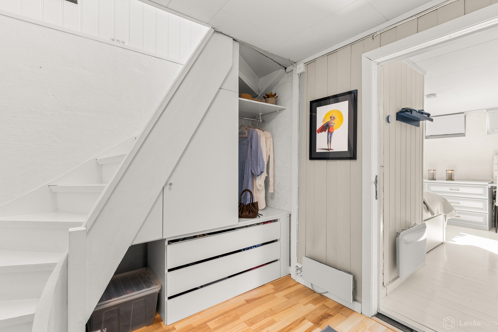 Under trappen i kjelleren er plassen smart utnyttet med integrert oppbevaring. Galleribilde