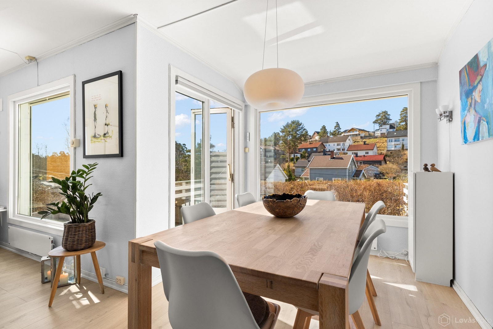 Fra spisestuen er det direkte utgang til den vestvendte terrassen. Galleribilde