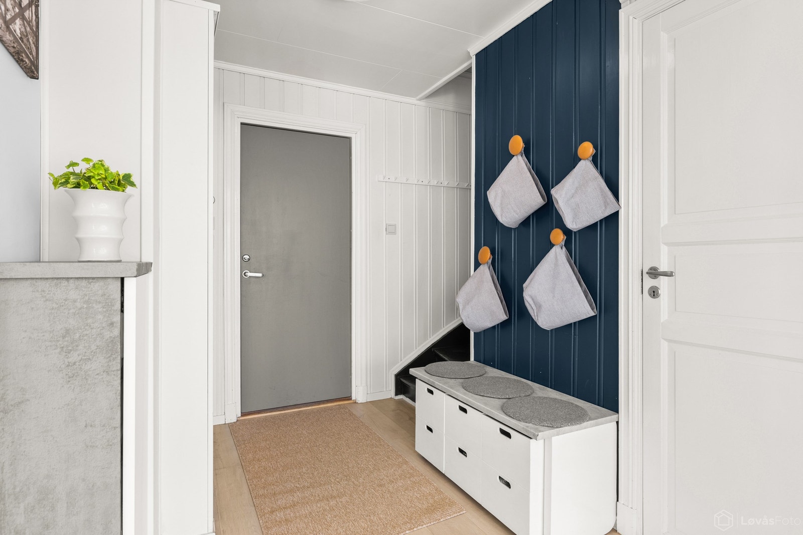 Entréen ønsker velkommen med gulvvarme under laminatgulvet, noe som er gjennomgående for hele etasjen. Galleribilde