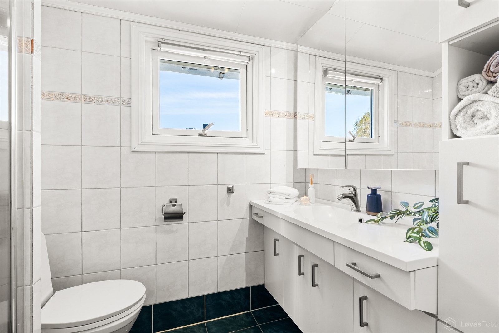Badet i andre etasje er fra 1996 og har flislagt gulv med gulvvarme, dusjnisje og vegghengt servantinnredning. Galleribilde