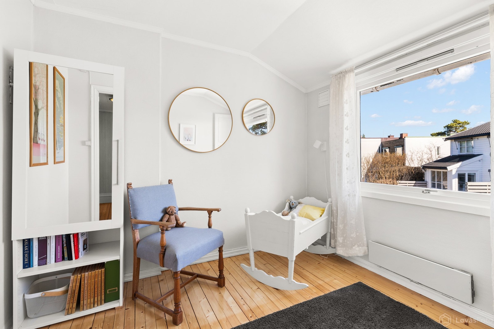 Rommet er lyst og har plass til både seng og lekeareal. Galleribilde