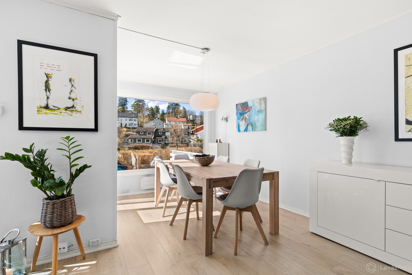 Spisestuen har en sentral plassering mellom stue og kjøkken, perfekt for måltider og sosiale sammenkomster. Galleribilde