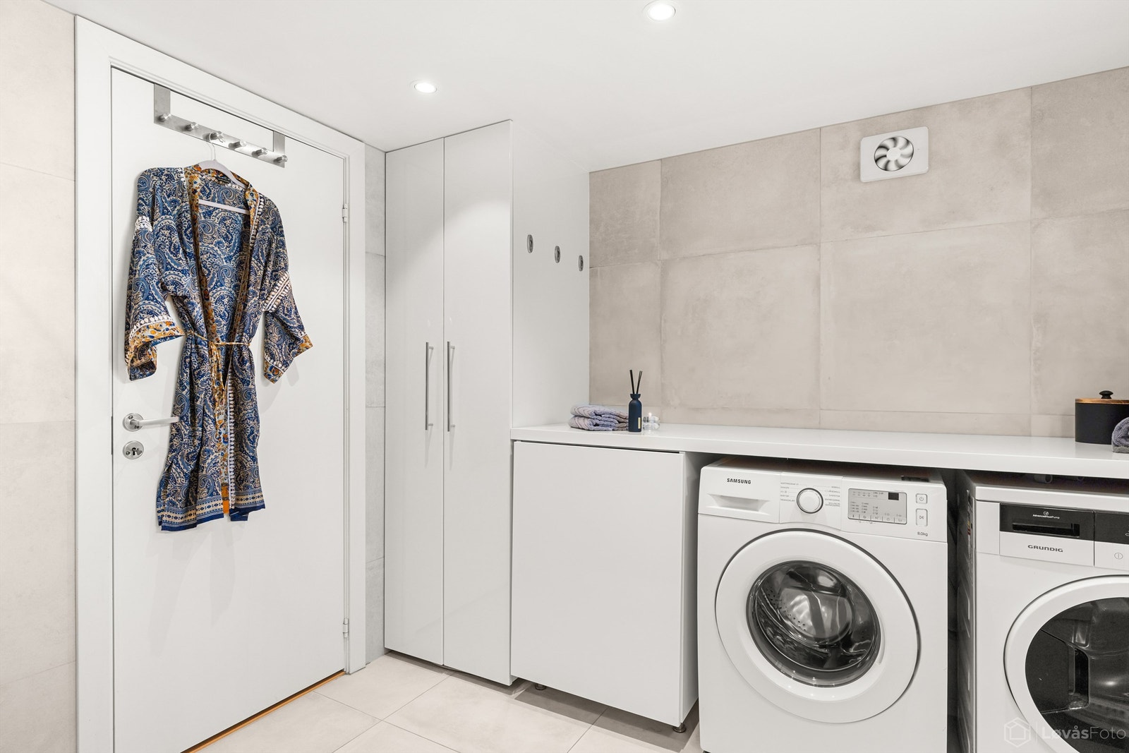 Badet fungerer også som vaskerom, med god benkeplass og rikelig med skapplass. Galleribilde