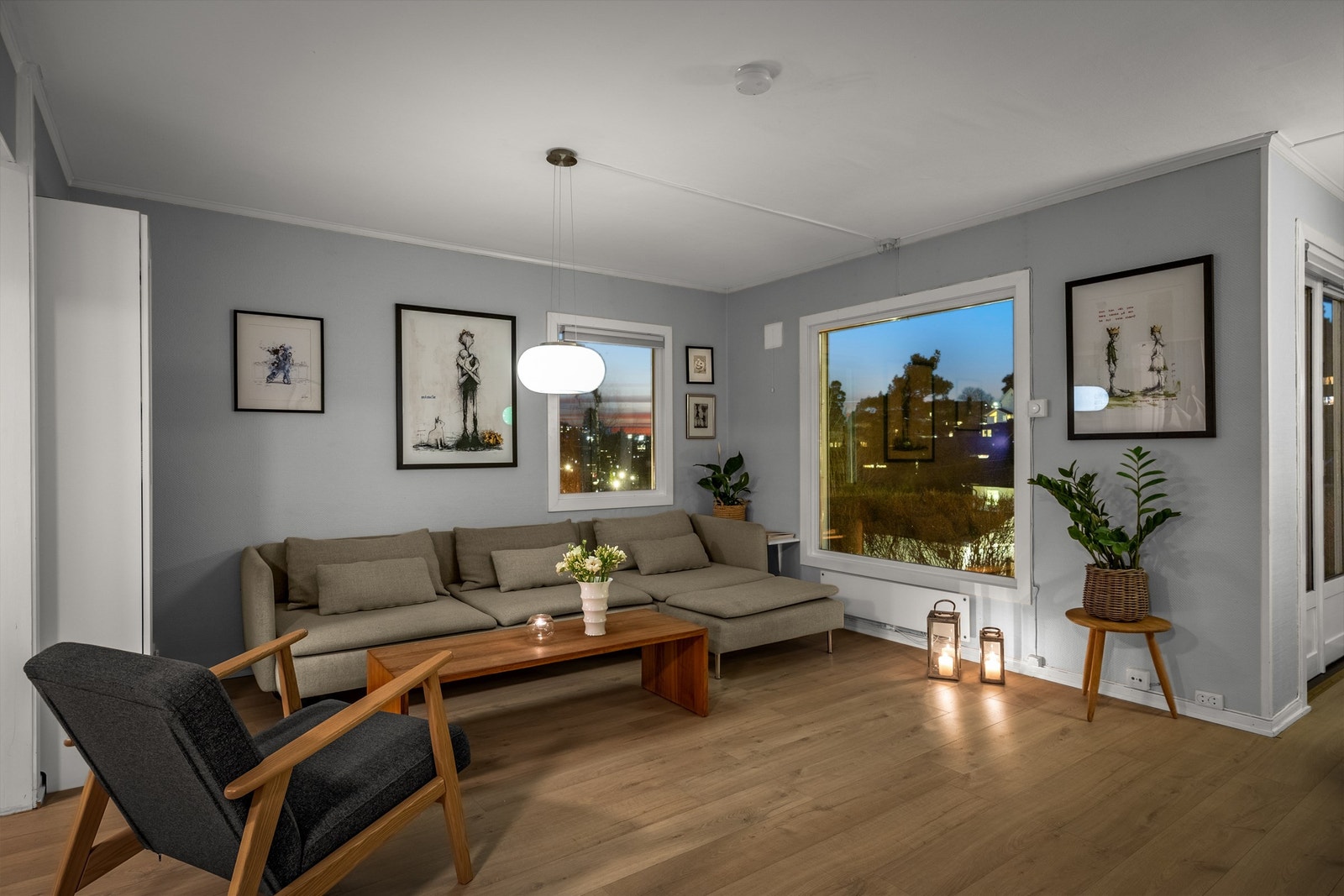 Stuen på kveldstid, et lunt og hyggelig samlingspunkt. Galleribilde
