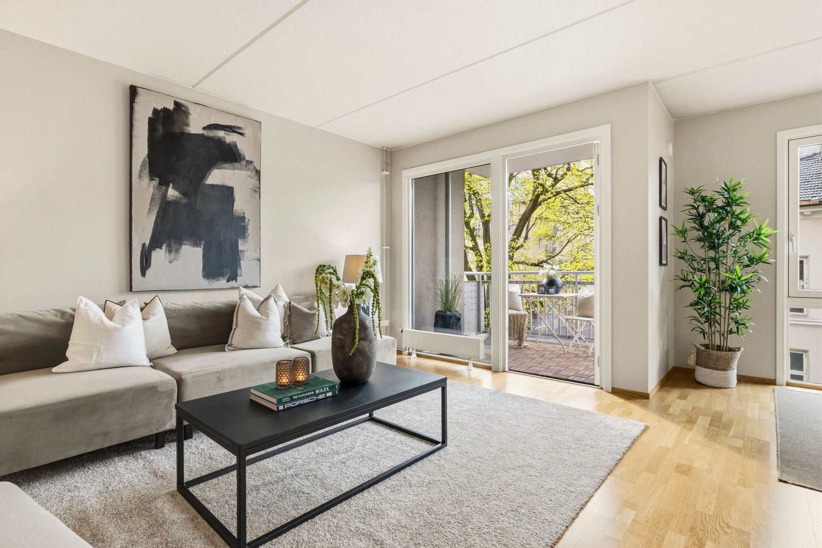 Fra stuen er det direkte utgang til en overbygget balkong på ca. 6 m². Galleribilde